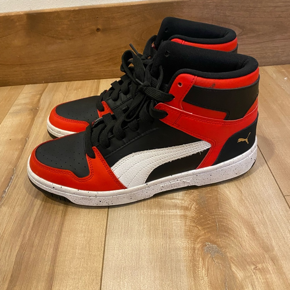 Red puma size 8 shoes in great condition￼